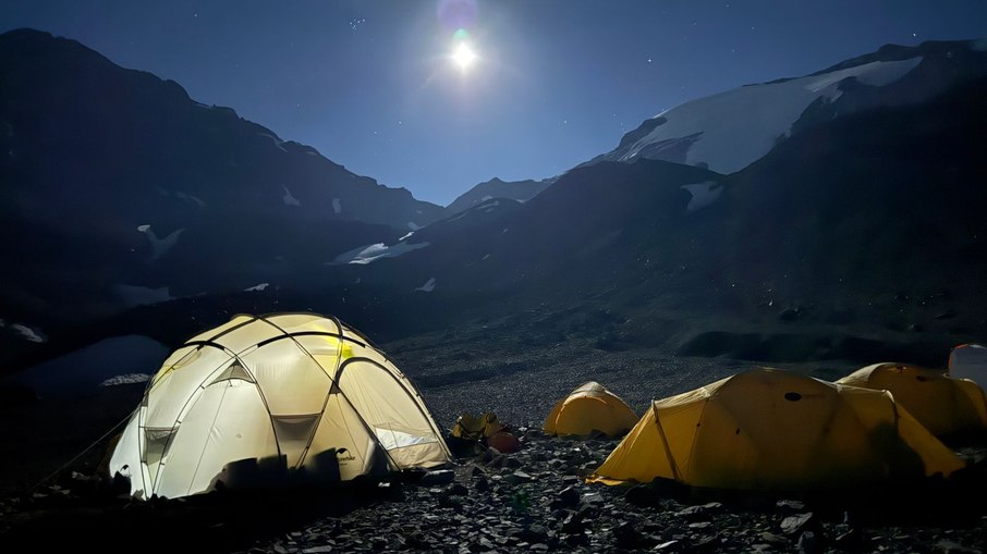 Noite de ano novo no acampamento Federación