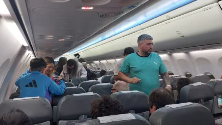 VÍDEO: avião desvia rota e atrasa pouso após forte turbulência