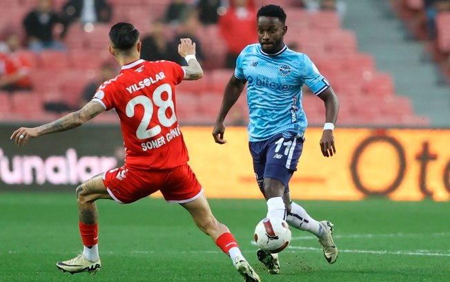 Steven Mendoza em ação com a camisa do Adana Demirspor