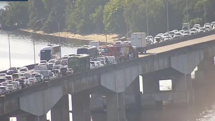 Acidente entre ônibus e carros interdita linha vermelha no RJ