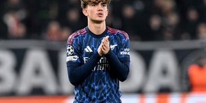 Joia do Arsenal vira jogador mais jovem na história da Champions