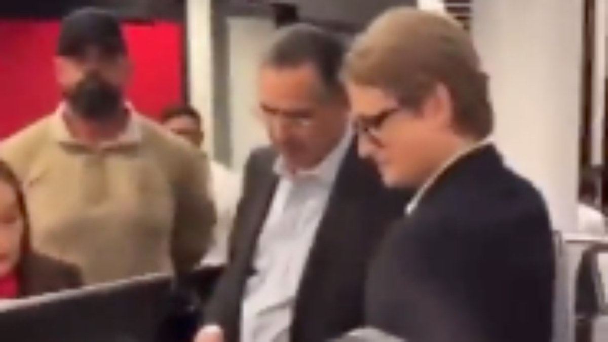 Ministro Luís Roberto Barroso é vaiado em aeroporto por brasileiros
