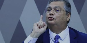 Flávio Dino é hostilizado em avião rumo a DF para julgamento