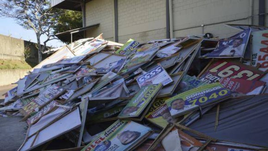 Material de campanha nas ruas fora do horário permitido