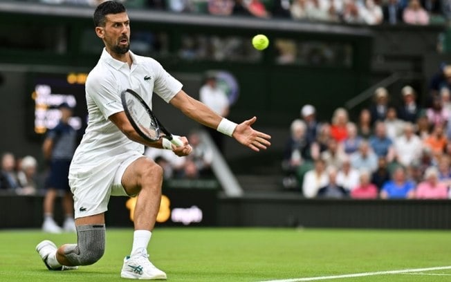 Novak Djokovic durante a vitória o tcheco Vit Kopriva nesta terça-feira, na primeira rodada de Wimbledon