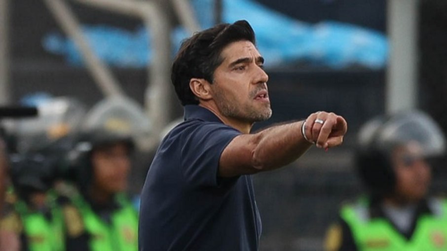 Abel Ferreira é criticado após gesto para Flaco López