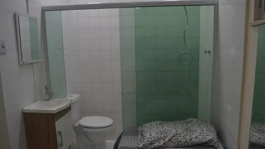 Minissuíte para aluguel no Rio de Janeiro com cama no banheiro