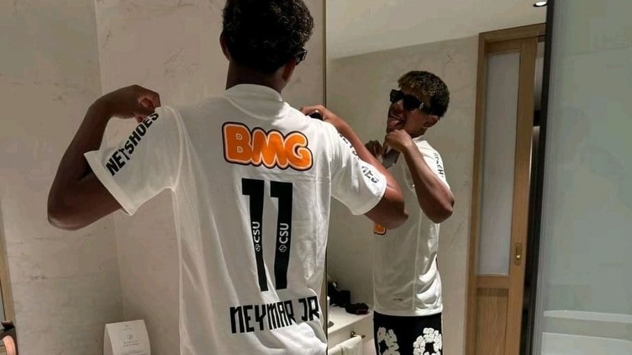 Yamal posta foto com camisa do Santos, com número e nome de Neymar