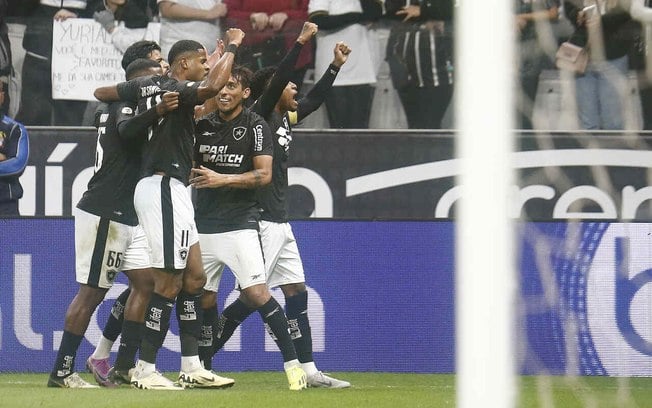 Júnior Santos comemora seu gol ao lado dos companheiros na Neo Química Arena