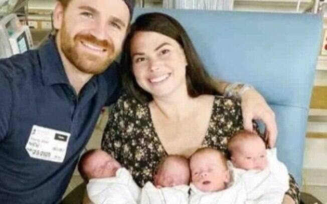casal com quatro filhos recém-nascidos
