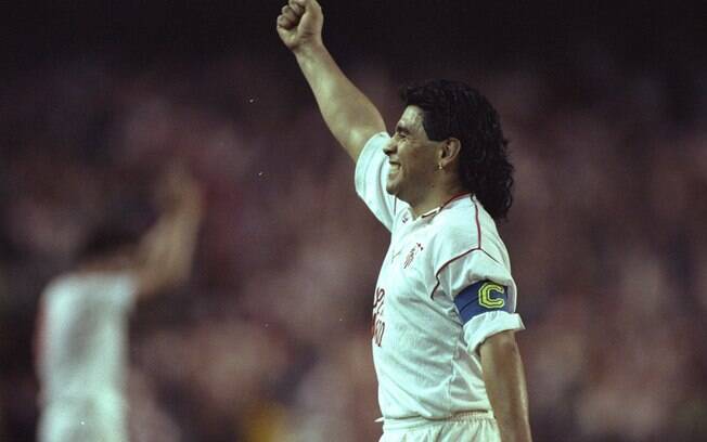 Maradona comemora gol durante sua rápida passagem pelo Sevilla, que se resumiu a apenas cinco jogos entre 1993 e 1994