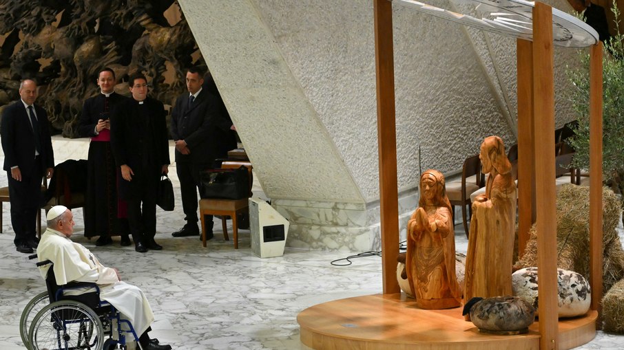 Papa Francisco reza em frente a um presépio durante a audiência geral semanal no salão Paulo VI no Vaticano, em 11 de dezembro de 2024. Durante sua inauguração em 7 de dezembro de 2024, o 