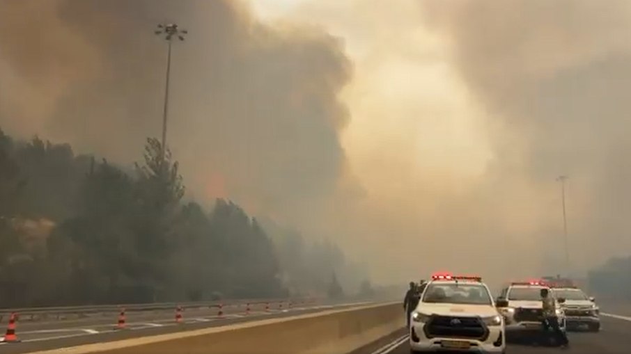 Israel está com dificuldades para apagar incêndios Israel está com dificuldades para apagar incêndios