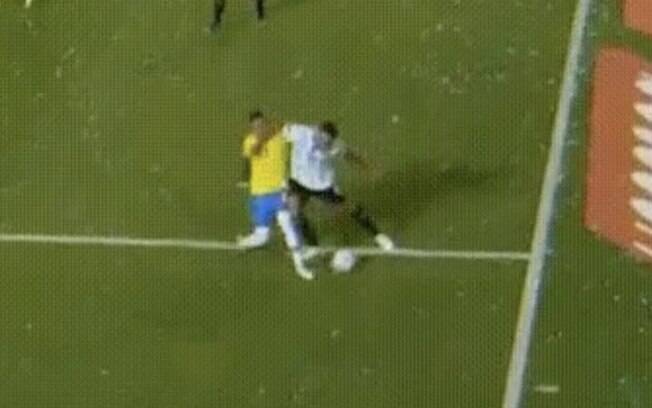Otamendi tira sarro de cotovelada em Raphinha durante Brasil e Argentina: 'Só bola'