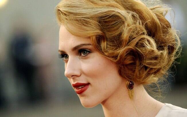 Após divórcio, Scarlett Johansson é vista aos beijos com humorista Colin Jost