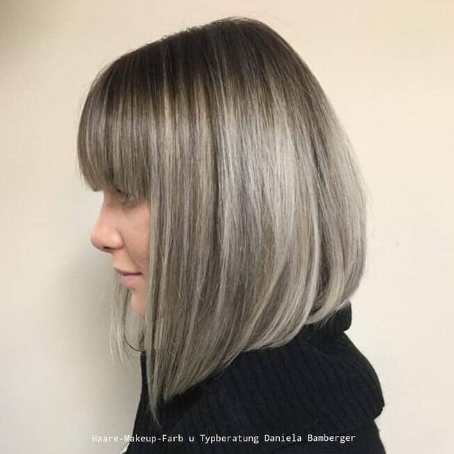 mulher com cabelo loiro e mechas platinadas