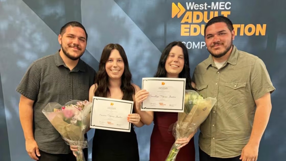 Embora não se vistam com roupas iguais, os irmãos e as irmãs têm o mesmo estilo. Embora não se vistam com roupas iguais, os irmãos e as irmãs têm o mesmo estilo.