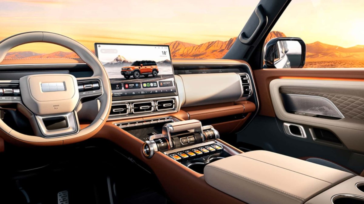 Cabine com cinco telas do novo SUV da Geely