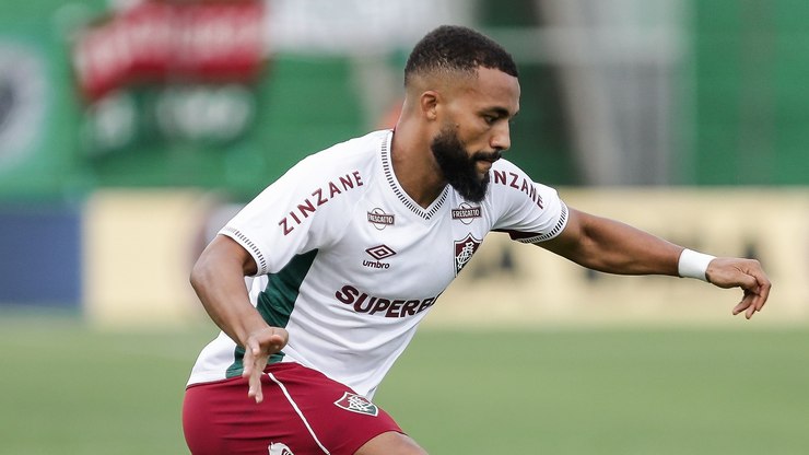VAR%20tira%20cart%C3%A3o%20e%20atleta%20do%20Flu%20precisa%20ser%20buscado%20no%20vesti%C3%A1rio