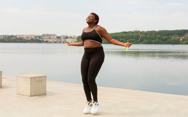 Pular corda queima mais calorias do que correr, aponta estudo