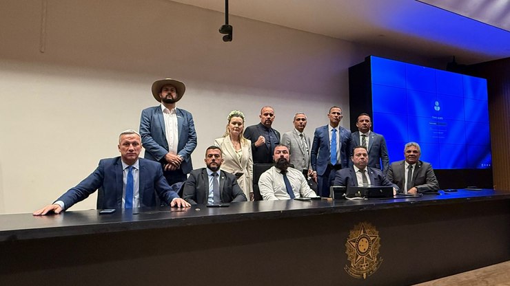 Congresso segue travado à espera de acordo com oposição