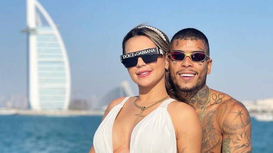 Deolane Bezerra e MC Kevin foram a Dubai em 2021; o hotel de luxo Burj Al Arab aparece ao fundo
