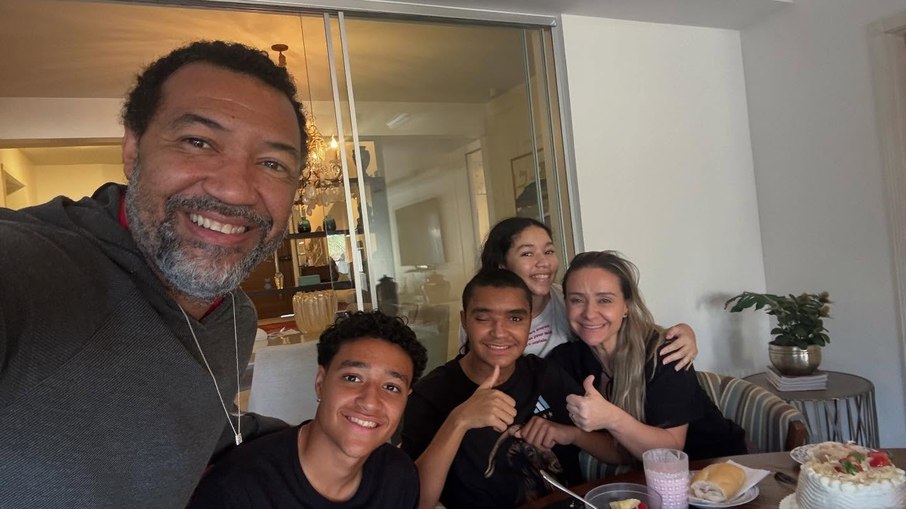 Pai de Pedro Severino divulga primeiras fotos após filho ter alta Pai de Pedro Severino divulga primeiras fotos após filho ter alta