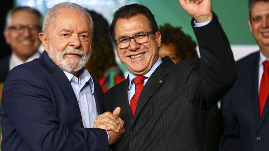 O presidente eleito, Luiz Inácio Lula da Silva, e o ministro do Trabalho, Luiz Marinho, durante anúncio de novos ministros que comporão o governo.