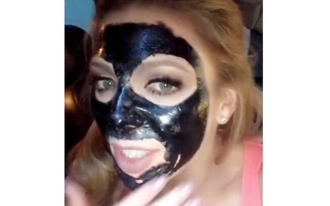 Sheila Mello compartilha vídeo usando mascara preta no rosto e é criticada por uma seguidora 