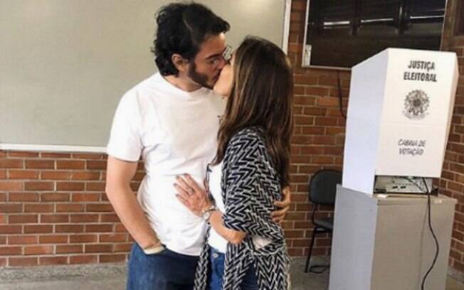 Fátima Bernardes comemora aos beijos a eleição de seu namorado