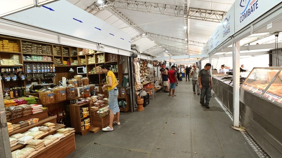 Castanhas, nozes, frutas secas e frescas, típicas desta época do ano, e também carnes especiais podem ser encontradas no Mercadão.