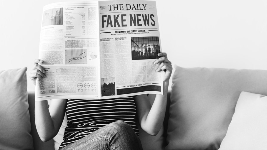 Alguns passos podem ajudar a identificar quando a notícia é falsa