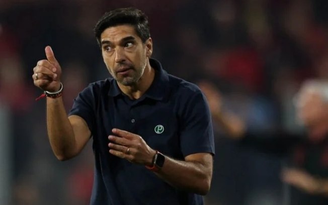 Abel Ferreira à beira do campo no jogo diante do Athletico-PR