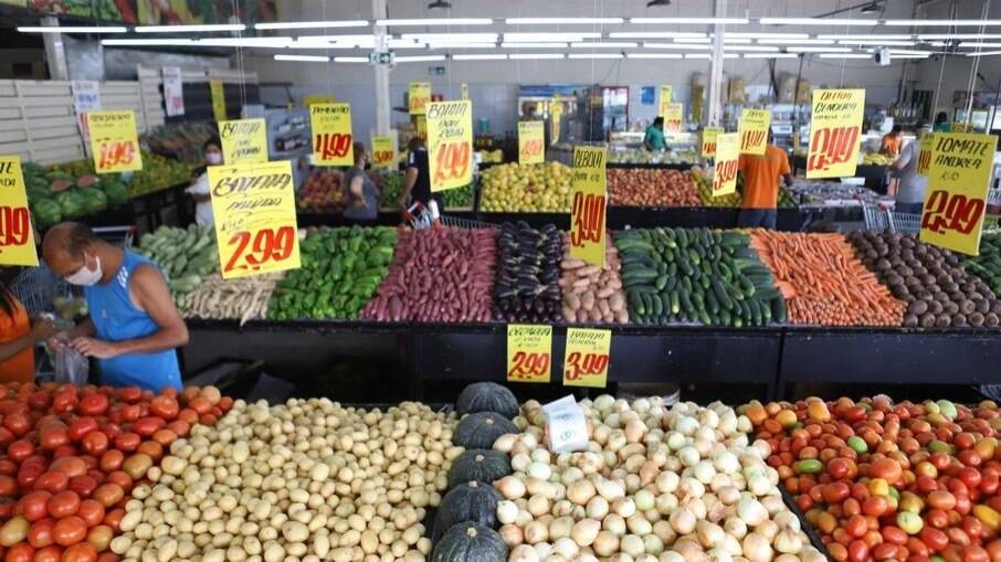 Bancada de legumes no mercado