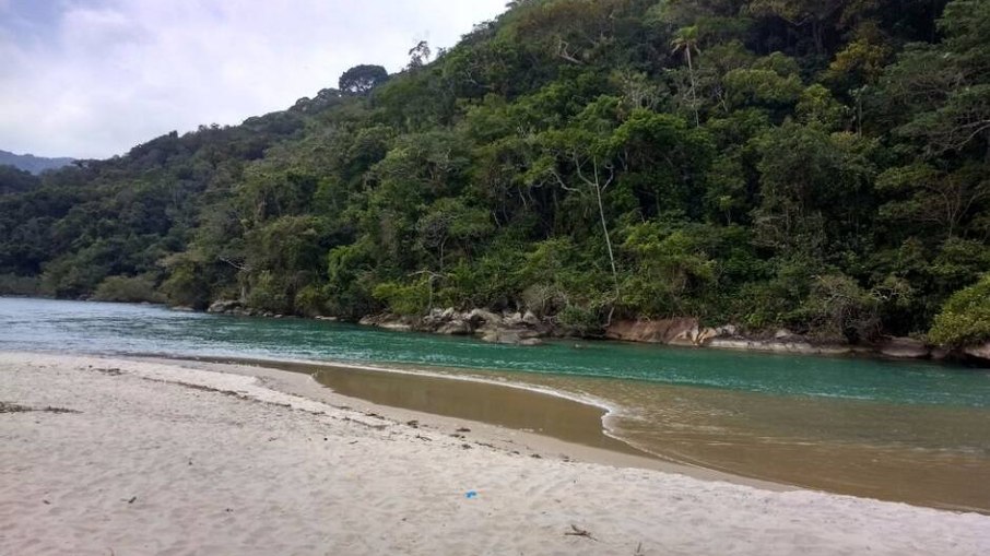 Mar e rio se encontram na Praia do Puruba, em Ubatuba