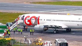 Avião da Gol fica preso na pista de Congonhas após asfalto esfarelar