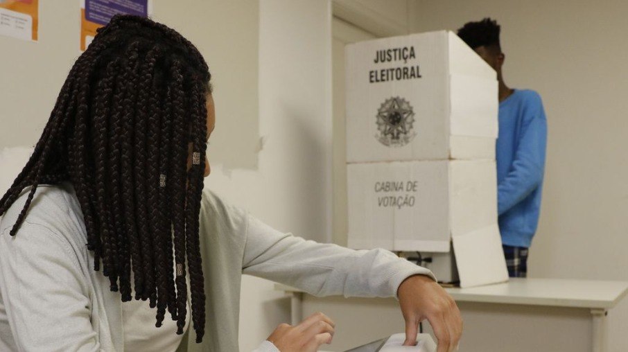 Urnas eletrônicas foram abertas às 8h em todo o Brasil