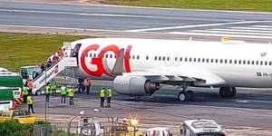 Avião da Gol bate em veículo durante decolagem no Galeão