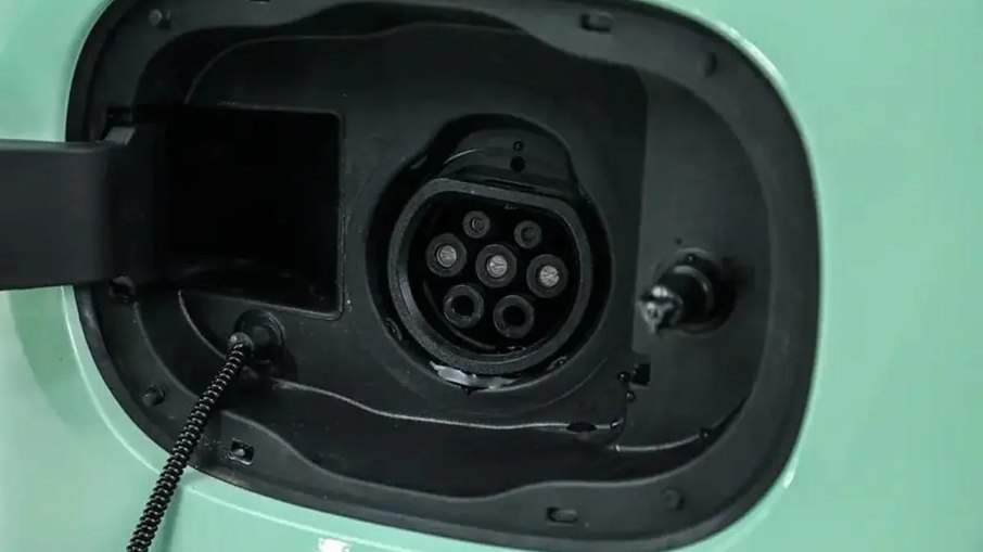 Entrada de carregamento do Changan Lumin fica posicionada na dianteira do modelo elétrico.