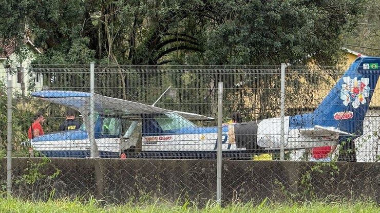 Avião faz pouso de emergência na Régis Bittencourt; veja vídeo