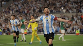 Messi dá show, anota hat-trick e Argentina goleia Bolívia