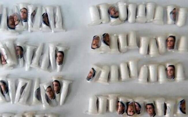 Pinos de cocaína com o rosto de Bolsonaro foram apreendidos em São Paulo