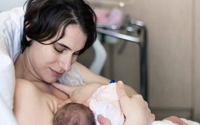 Amamentação já na primeira hora após o parto, por exemplo, protege os recém-nascidos de sérias infecções 