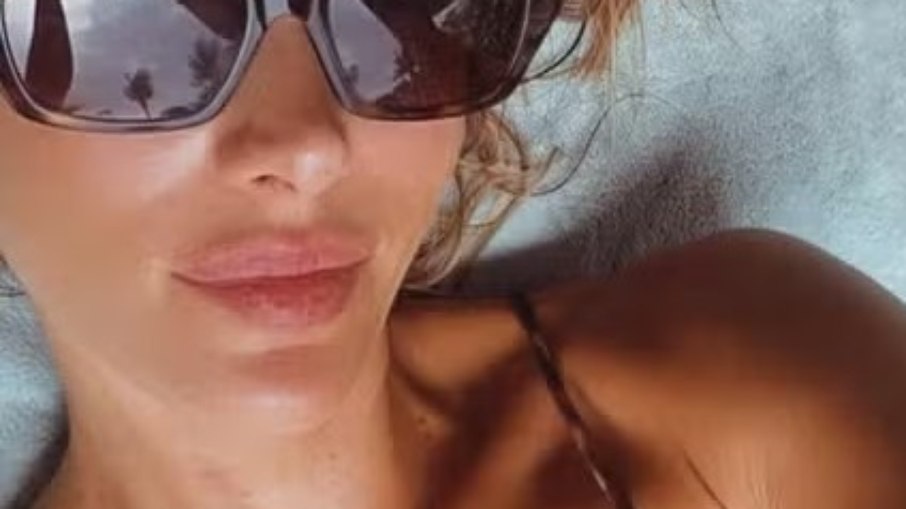Alessandra Ambrósio posa de biquíni e encanta seguidores Alessandra Ambrósio posa de biquíni e encanta seguidores