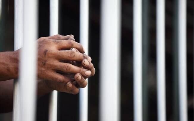 A fuga de presos que agravou a crise de segurança no Ceará ocorreu durante o banho de sol na manhã desta segunda-feira