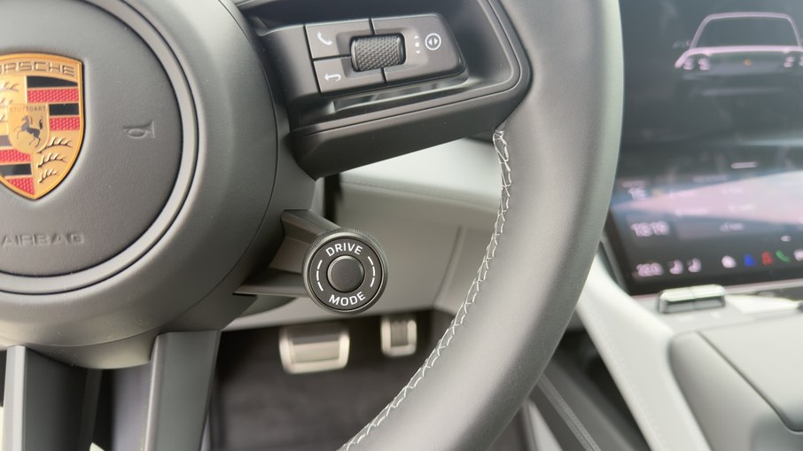 Seletor no volante permite alternar rapidamente entre os modos de condução do Cayenne Electric