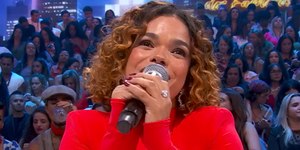 Luciano Huck comete gafe e deixa atriz sem graça no Domingão
