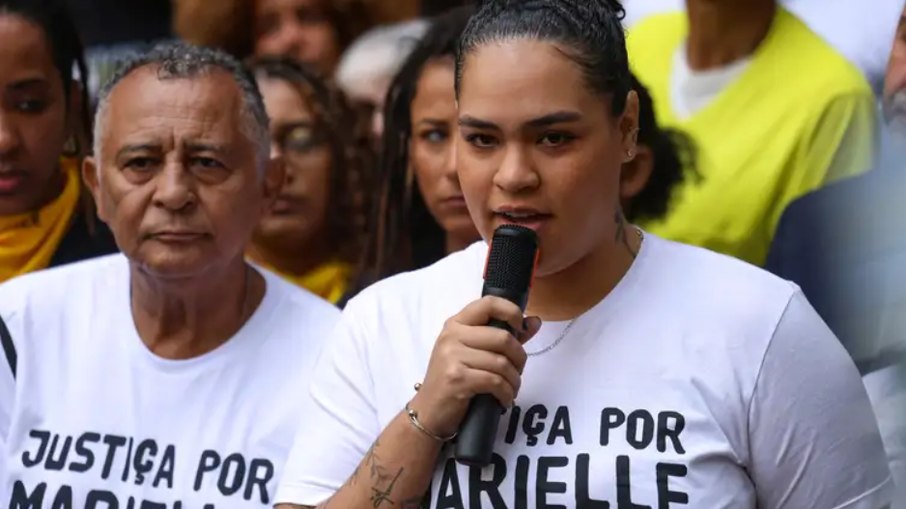 Luyara Santos discursando na porta do Tribunal, na quarta (30)