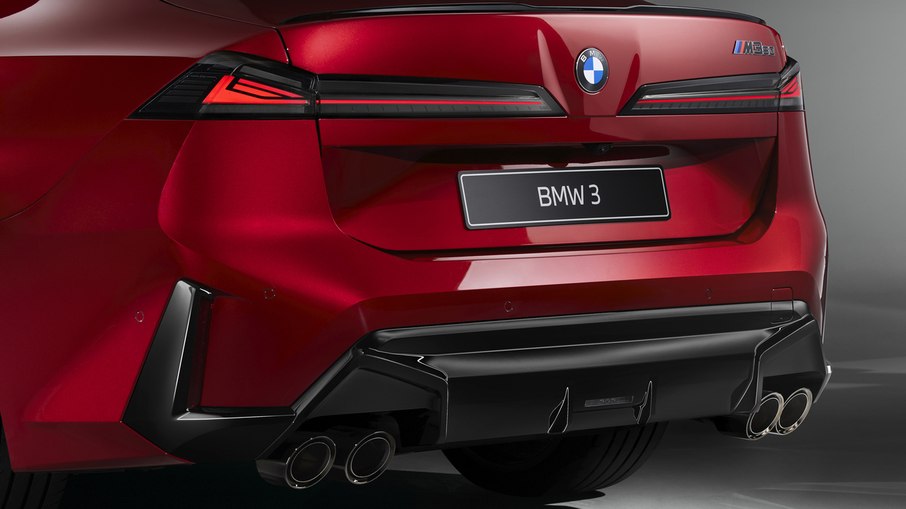 Quatro saídas de escapamento, aerofólio e acabamento inferior esportivo diferenciam a traseira do M350 xDrive.