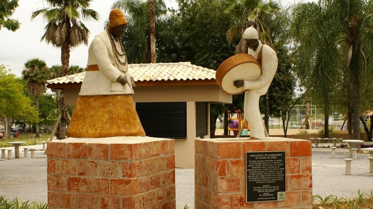 Monumento em homenagem ao Samba de Roda na praça Aurora Sudário